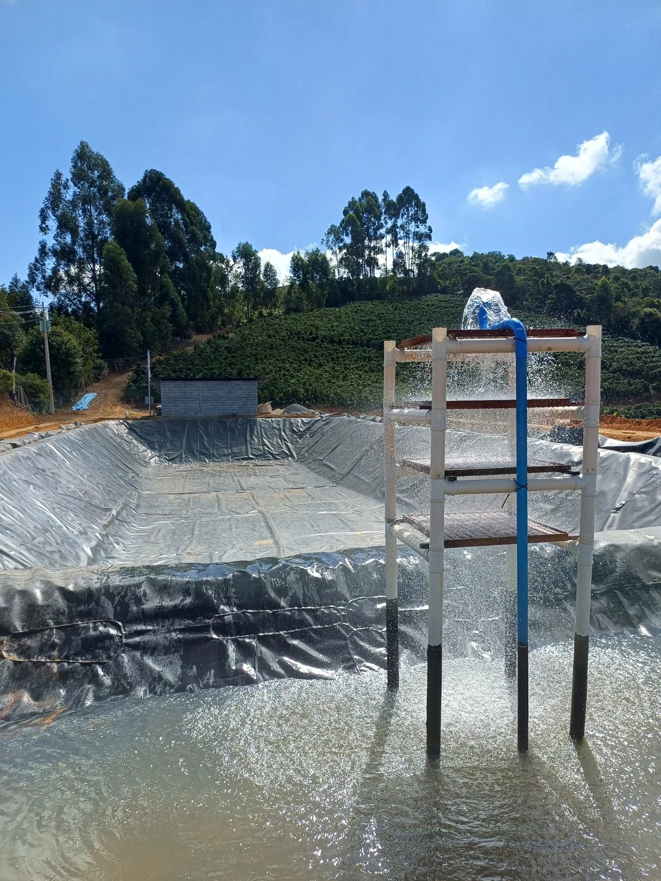 Cascata de água em funcionamento junto ao reservatório de irrigação