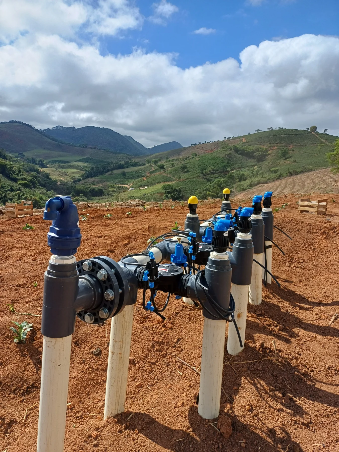 Cavaletes de válvulas instalados em área de campo