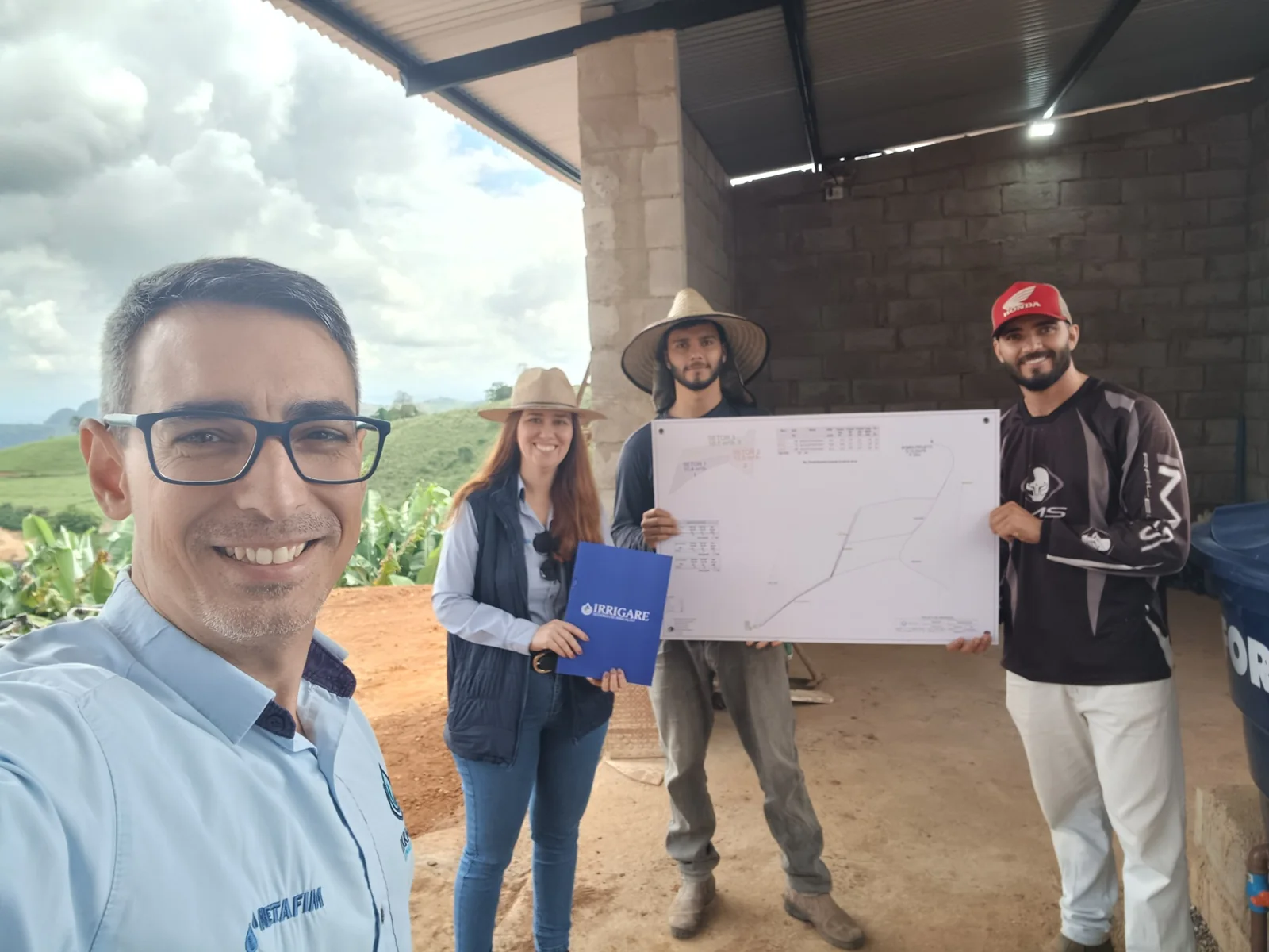 Registro de campo com apresentação de um projeto de irrigação